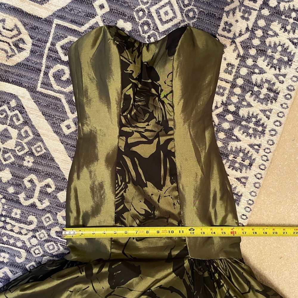 Formal Green gown size 0 - Picture 9 of 9